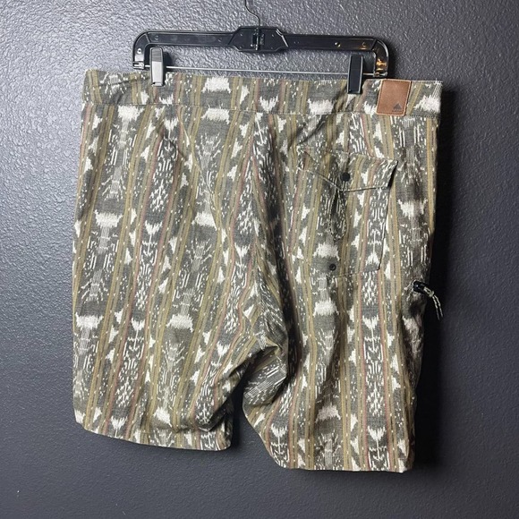 Burton Men's Green/Multicolor Moxie Kelp Guatikat Print Boardshorts Size 38 - Picture 3 of 10